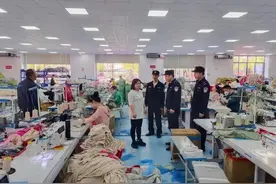 从三蹦子运输到豪车拉货……天门城郊一社区4年内聚集860家服装企业图片
