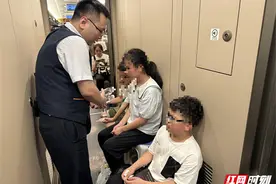 三兄妹列车上找不到妈妈，是娃丢了妈还是妈弄丢娃？图片