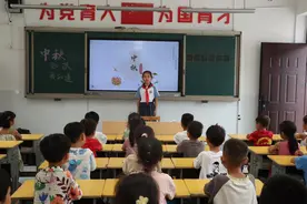一年级萌娃携手“小老师”，欢乐庆中秋图片