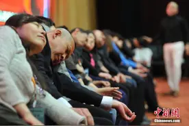 睡前疯狂刷手机，容易出现睡眠问题吗？图片