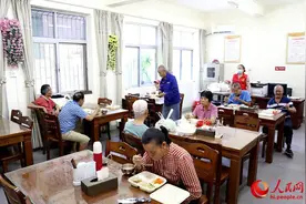 探访海口“长者饭堂” 老人们在这里用餐很开心图片