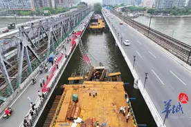 【视频】广州珠江大桥突发吊机倾覆事故，暂无人员伤亡图片