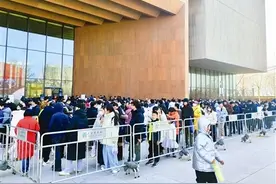 为看长信宫灯 队伍排到马路边 天津博物馆周一破例开馆图片