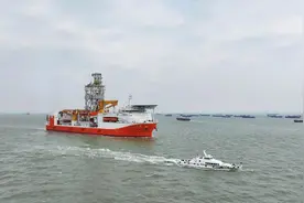 广州海事部门保障中国首艘大洋钻探船“梦想号”顺利入列图片