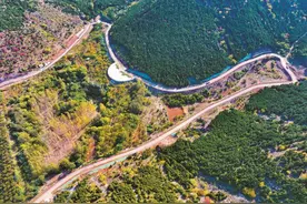 淮北蜿蜒山路串起乡村初冬美景图片