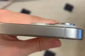 刮痕、掉漆、镜头进灰……iPhone 15被指品控翻车，有消费者无奈：姑且睁一只眼闭一只眼！苹果回应图片