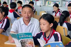 颜林：搭建“进步阶梯” 梁平校园飘起“读书香”图片