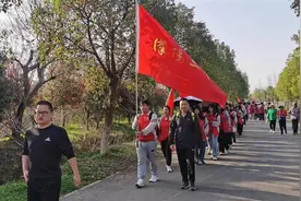 千余名师生一天徒步20公里，他们在相互扶持中感受心灵洗礼图片
