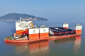 全球第三大半潜船“华瑞龙”在宁德装载13艘船舶前往共建“一带一路”国家几内亚图片
