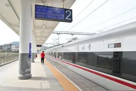 来凤站首趟直通武汉高铁列车正式开行图片