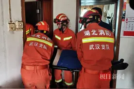 男子在家突发疾病昏迷，消防员将其从六楼抬至一楼护送就医图片