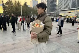 写到笔杆飞起！国考公共科目笔试举行，考生：本以为是一套卷子，没想到发下来一本书图片