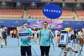 机器人表演、赠送特殊“船票”，北京科技大学迎接2023级新生图片