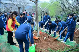 春拂潇湘·绿润校园 ——中南大学开展2025年植树节活动图片