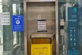 夏令热线 | 天桥电梯成摆设 市民爬梯叹辛苦图片