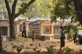 现场丨震后首个清明节，缅甸曼德勒华人为震中罹难同胞举行公祭图片