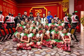 穿花袄转手绢 春晚机器人扭秧歌的“秘籍”是什么？图片