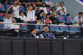 组图：中国男篮95-50大胜中国香港 霍启刚与姚明一同观赛图片