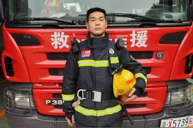 新手消防员从变形冒烟事故车中救人！每个步骤都冷静又老练图片