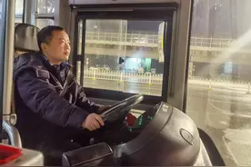 新年第一班，满载“温暖”的公交车准时发车图片