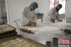 （新春走基层）废弃小学焕生机 “土味零食”守住“舌尖上的乡愁”图片