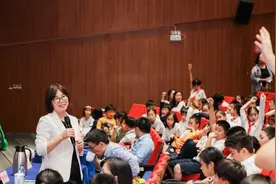 外星人存在吗？“脑脑”交互是什么？……一群科学家上课，小学生玩转“科·学嘉年华”图片
