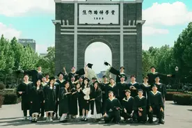 毕业典礼上被校长点名！全班28人100%升学100%获奖学金图片