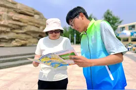 “供水服务背包客”携手“洗水人”开展水环境保护宣传图片