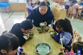 宜宾江安留耕镇中心幼儿园：“食”光有你，“味”爱陪餐图片