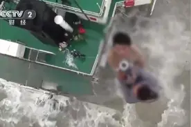 江苏连云港一货船沉没十人遇险 东海救助局紧急出动成功营救船员图片