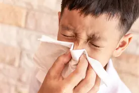 8岁男孩原本一张“童星”脸，却因为这个问题变丑了……图片
