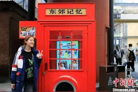 四川成都：春雨中的东郊记忆景区引游人图片