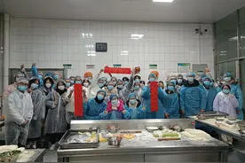 有口福了！高校师生包饺子迎冬至图片