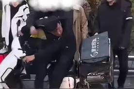 拉萨一外卖员逆行碰撞路人被围殴，画面曝光！派出所回应详情图片