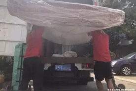 辛勤汗水换乔迁！镜头记录高温下的搬家工人图片