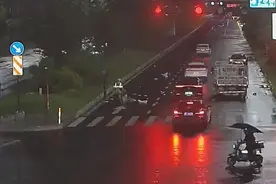 雨夜杭州街头，外卖小哥和姑娘互相点赞！原因太暖图片