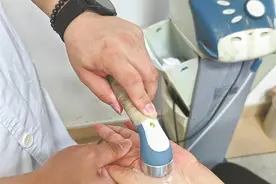 游戏玩太“嗨” 手指“咔咔”响 医生：可能是腱鞘炎图片