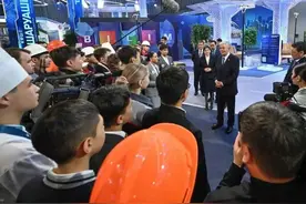 独此一家！哈萨克斯坦总统参观中国能建展台图片