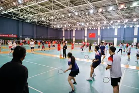 2025年海淀区羽毛球挑战赛举行 754名球友挥拍竞技图片