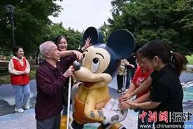 福州举办助盲活动 志愿者体验盲人生活图片