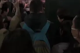 多名乘客持票也没挤上车！“买短乘长”者：无奈选择，候补19个订单没买到票图片