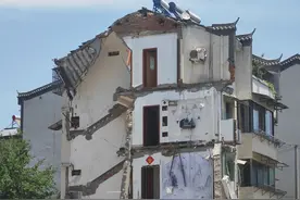 安徽一居民楼坍塌背后：老旧的小区和脆弱的结构，住户称“连物业都没有”图片