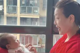 字正腔圆声情并茂，播音奶奶朗诵带娃爆火全网，网友：录下来当哄娃神曲图片