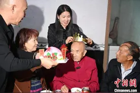 台湾老兵回大陆寻亲 亲属为其办百岁寿宴图片