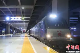 北京至老挝首趟跨境旅游专列发车图片