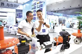 高端精细化工产品组团亮相展会 兰州新区绿色发展理念赢得参展商“满堂喝彩”图片