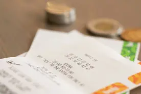 妥善回应“花10万买彩票中2.2亿”质疑，莫伤了年轻彩民的心图片