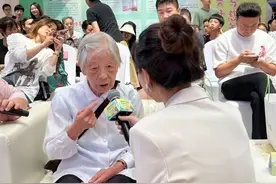 杭州94岁韩奶奶获“妇儿力量善行者”称号，一切要从潮新闻“记者帮”的一篇报道说起图片