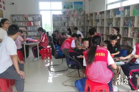 岗列街道联合阳江三中开展“大手拉小手，以爱促成长”关爱儿童公益活动图片