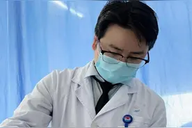 男子痛风十年拖延不治变“生姜手”，医生“刮骨除石”挽救双手功能图片